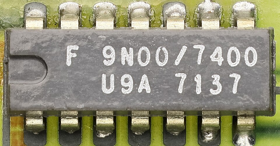 A grey 14-pin chip marked 9N00/7400 soldered onto a green circuit board